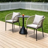 Ensemble bistrot moderne de conception récente pour l'extérieur, table à manger confortable en marbre et chaises en rotin pour patio, jardin, café, balcon