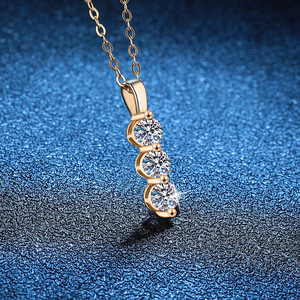 Cadeau porte-bonheur plaqué or 14 carats bijoux pour femmes 0.9 carats rond mêlée Moissanite pendentif collier griffe réglage - Product Image 3