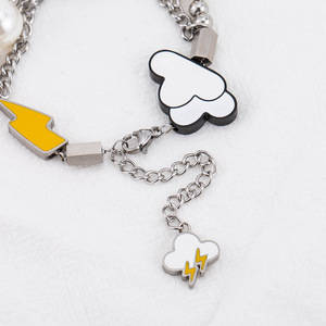 Pulsera de acero de titanio con perlas de dibujos animados y dije de cara sonriente con nube y rayo, joyería para uso diario - Product Image 4