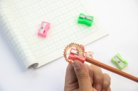 Mini taille-crayon manuel en plastique coloré pour enfants, taille-crayons à trou standard
