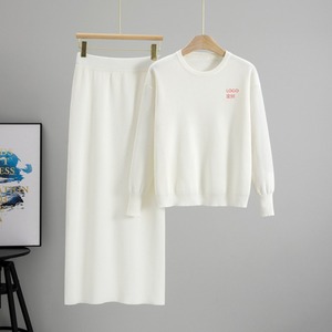 Ensemble 2 pièces en tricot de laine élégant et confortable pour femme : pull à col rond et manches longues, jupe longue moulante taille haute brodée et douce - Product Image 2