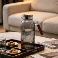 Carafe à eau moderne en verre borosilicate texturé gris fumé avec poignée en bois et couvercle en acier inoxydable, compatible lave-vaisselle, pour usage domestique