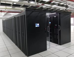 Sistema di Raffreddamento per Data Center con Rack Server a Disposizione Incrociata per Corridoi Freddi e Caldi, Modulo Standard, PDU - Product Image 1