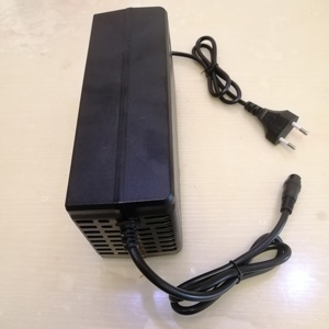 Vendita calda 16s 67.2v 5a <span class=keywords><strong>batteria</strong></span> agli <span class=keywords><strong>ioni</strong></span> <span class=keywords><strong>di</strong></span> <span class=keywords><strong>litio</strong></span> caricabatterie per caricare una 60V 12AH batterie per Scooter - Product Image 5