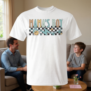 Camiseta con cara sonriente retro de Mama's Boy, regalo para el día de la madre - Product Image 3