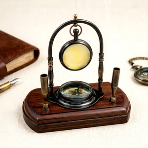 Organizador de Escritorio con Brújula Náutica Vintage, Reloj Redondo Colgante, Acabado en Latón Antiguo, Portaplumas Metálico, Base de Madera Decorativa - Product Image 6