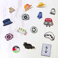 Fabricant de broches à lettres, badges, broches de revers et épingles en émail, nouveaux designs 2026, avec logo personnalisé et décoration métallique, à prix abordable