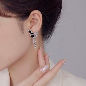 Boucles d'oreilles d'été haut de gamme, style luxe léger, asymétriques, en cuivre plaqué or, avec pendentif papillon en diamant et géométrique - Product Image 4