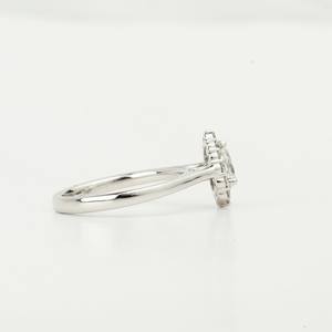 Bague de fiançailles de luxe en diamant de laboratoire, avec diamant de laboratoire taille poire E F VS et halo, bijoux de mariée écologiques - Product Image 4