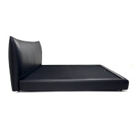 Italienisches Minimalistisches Schwarzes Echtleder-Polsterbett mit Stahlrahmen, Kiefernholz und Gebogenem Kopfteil, Plattformbett nach Maß