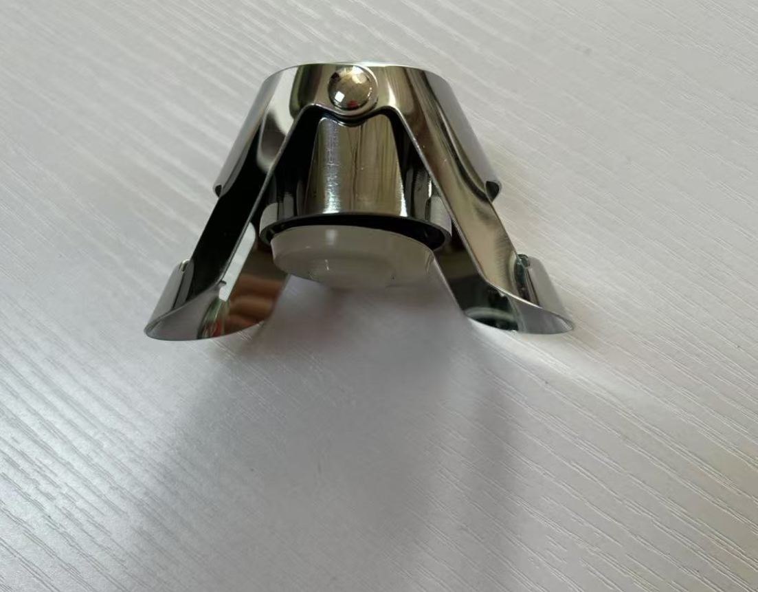 จุกแชมเปญสีเงินไม่มีโลโก้ใดๆ