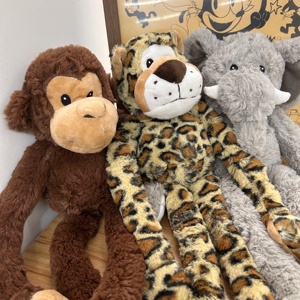 Juguete de peluche original Multipet Purple-label para perros, de patas largas, para tirar, con efectos de sonido, interactivo, con diseños de elefante, leopardo y mono. - Product Image 2