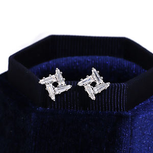 Boucles d'oreilles clous en moissanite de style classique, élégant et géométrique, en argent plaqué or, de Tianyu Gems. - Product Image 5