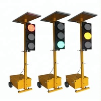 Deux feux de signalisation routière mobiles à énergie solaire, tricolores, avec contrôleurs de circulation sans fil, prenant en charge le fonctionnement WIFI et via application