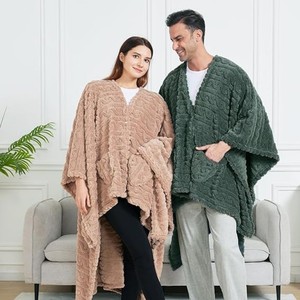 Couverture portable en peluche, châle en polaire TV, couverture polaire Sherpa avec poches pour adultes 58'' x 64'' - Product Image 1