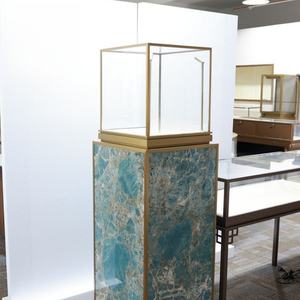 <span class=keywords><strong>Armoire</strong></span> à bijoux de luxe sur pied en acier inoxydable doré brossé avec base décorée de marbre vert - Product Image 2