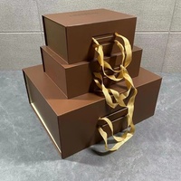 Caja de Papel Rígida para Ropa con Solapa Magnética de Lujo Personalizada, Materiales Reciclados, Grabado en Relieve, Laminación Brillante/Mate, Recubrimiento UV