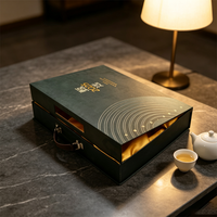 OEM Maßanfertigung |   Magnetverschluss-Geschenkbox mit PU-Tragegriff, Heißprägung-Logo |   Luxusverpackungen für Schmuck