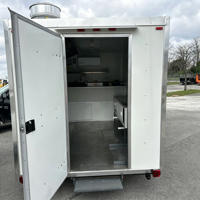 Remorque alimentaire mobile entièrement équipée avec construction en acier inoxydable résistante à la rouille pour la vente de snacks et de restauration rapide
