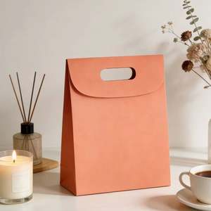 Bolsas de Papel Kraft Naranja Personalizadas con Asas Troqueladas, Biodegradables y Adecuadas para Accesorios Pequeños y Artículos Similares - Product Image 4