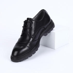 Chaussures de style Oxford de haute qualité conçues pour les hommes. Chaussures de ville confortables en cuir de haute qualité, fabriquées à la main. - Product Image 4