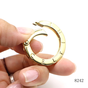 Mosquetón de Metal de Alta Calidad, Profesional y Moderno, de 26.5 mm, con Anillo de Resorte, Logotipo Grabado Personalizado, Anillo Circular con Cierre de Puerta Abierta para Bolsos - Product Image 1