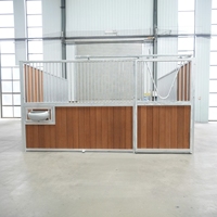 Façade d'écurie pour chevaux en métal galvanisé et bambou avec porte battante/coulissante – Durable et nécessitant peu d'entretien pour projet d'écurie ou de grange équine