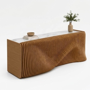 Mostrador de Recepción Moderno de Madera en Capas con Frente Curvo, Mesa de Bienvenida de Madera Natural para Vestíbulo de Oficina u Hotel - Product Image 1