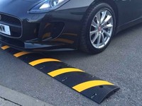 Dosseret de vitesse amovible de haute qualité 1830*300*50mm Jaune et noir Blocage routier Dosseret de vitesse en caoutchouc