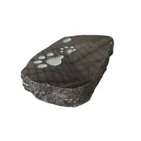 Pierre tombale moderne en granit américain pour animaux de compagnie avec motif d'empreintes noires, finition polie et sablée pour usage funéraire