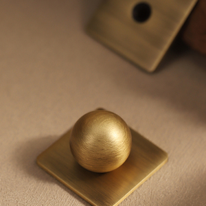Qiansi HK0532 Massiver Messing Quadratische Antik-Messing-Rückplatte für Möbelgriffe Langlebig für Küche und Hotel Schrankbeschläge - Product Image 4