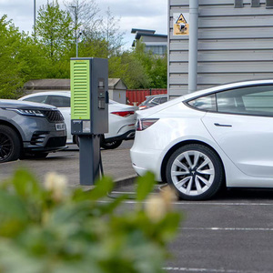 Station de recharge rapide pour véhicules électriques CCS2 30 kW, montage au sol, usage commercial - Product Image 1