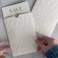 Cartes de vœux de mariage de luxe en coton blanc avec typographie dorée et enveloppe gaufrée