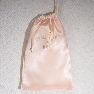 Bolsa de Satén con Cordón y Logotipo Personalizado, Diseño Nuevo y Brillante, Impresión Serigrafiada, Ideal para Regalos y Compras, Excelente Relación Calidad-Precio - Product Image 3