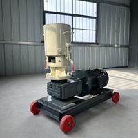 La plus petite machine à granulés de biomasse de 7,5 kW et la machine à granulés d'aliments utilisées pour les expériences avec boîte de vitesses