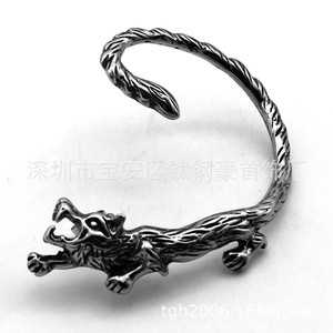 Yunnique – boucles d'oreilles en acier titane avec motif loup pour hommes et femmes, bijoux de fête à la mode - Product Image 3
