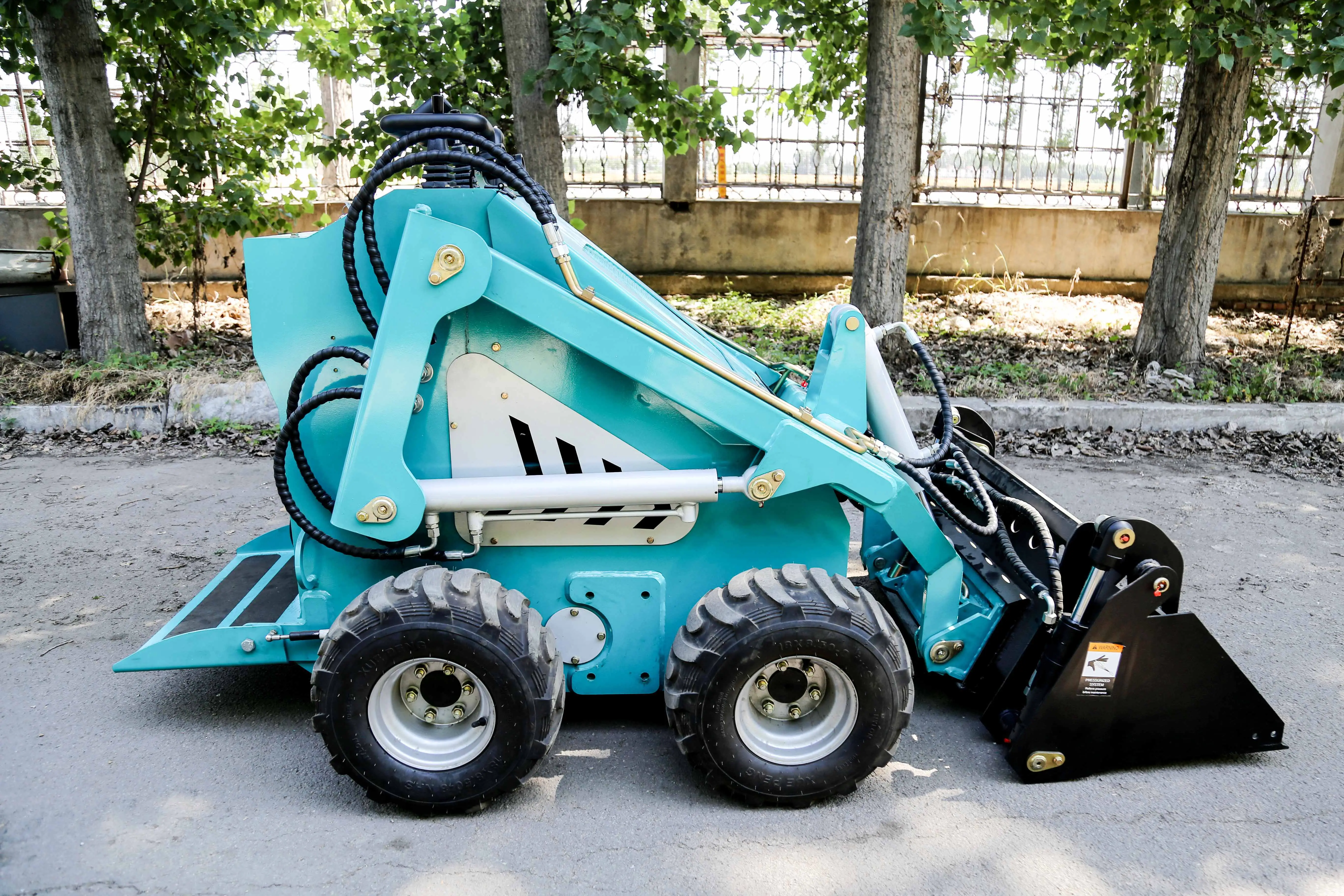 Professionale 3 pompe e 3 valvole cina ad alta efficienza 380kg 400kg 480kg pista ruota Mini Skid Steer Loader per la vendita