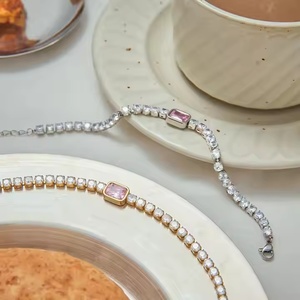 <span class=keywords><strong>Pulsera</strong></span> de circón cuadrada de moda para mujer Piedras Rosas y blancas de acero inoxidable chapadas en oro de 18 quilates - Product Image 1