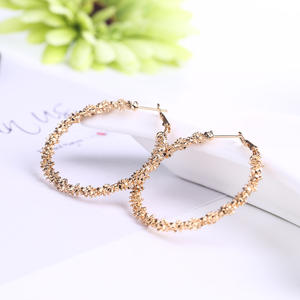 El fabricante de joyas de aleación plateada de moda, simple y elegante suministra pendientes redondos para mujer, populares para exportar a - Product Image 2