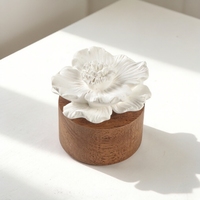 Diffuseur de parfum artisanal en céramique et bois, avec fleurs en porcelaine et bâtonnets parfumés pour la maison