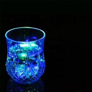Gobelets lumineux à LED activés par l'eau, gobelets en forme d'ananas, accessoires pour bar, karaoké, cheerleading - Product Image 4