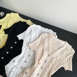 เสื้อสเวตเตอร์ถักแขนสั้นผู้หญิง คอวีแต่งขอบไม้ ดีไซน์หรูหรา ให้ความรู้สึกพรีเมียม แฟชั่นทันสมัย - Product Image 5