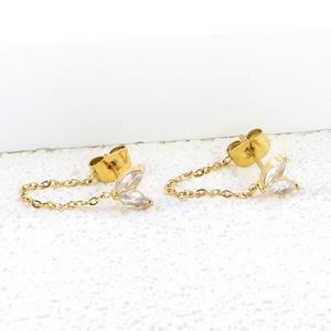 Pendientes de tuerca con cadena de oro y borla de cristal para uso diario - Product Image 3