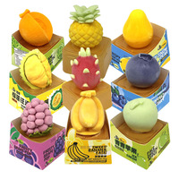 Crème glacée aux saveurs de fruits exotiques en forme de fruits (mangue, avocat, fraise, raisin, pêche, citron), chocolat, sucettes glacées aux fruits