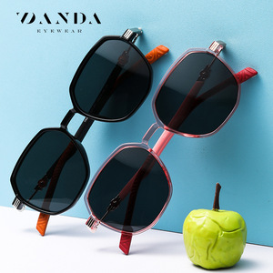 Danda Gafas de sol para niños TR5130 UV400 polarizadas ligeras unisex para exteriores a la moda protección solar - Product Image 1