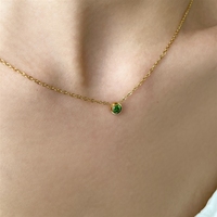 Collier Bowei délicat avec petit diamant rond vert pour femme, style créateur, court