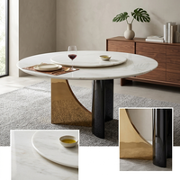 Table à manger ronde en marbre blanc Luca |   Plateau tournant translucide Ice Jade, base en métal doré et noir, motif nuage crème, luxe