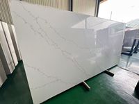 Plan de toilette en quartz Calacatta blanc avec veines grises