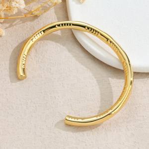 กำไลข้อมือแบบเปิด สไตล์มินิมอล สำหรับผู้หญิง ชุบทอง 18K ทำจากสแตนเลสสตีล ดีไซน์มีเท็กซ์เจอร์ วินเทจ หรูหราเบาๆ  แบบเฉพาะกลุ่ม 1 ชิ้น - Product Image 3