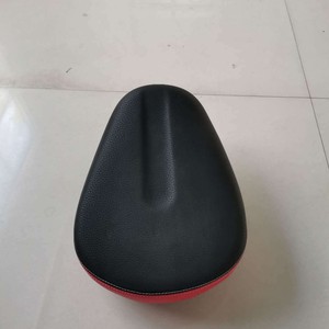 Asiento de espuma PU negro y rojo para bicicletas de carretera, unisex, para adultos, modelo Q-064 - Product Image 1
